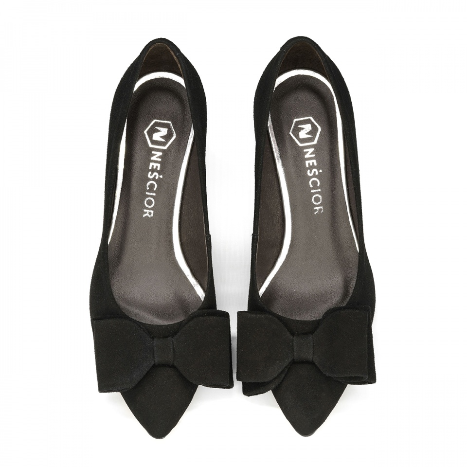 Czarne zamszowe czółenka z kokardą 210E