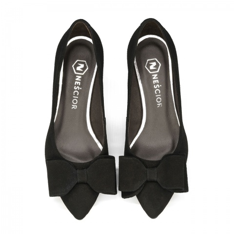 Czarne zamszowe cz&oacute;łenka z kokardą 210E