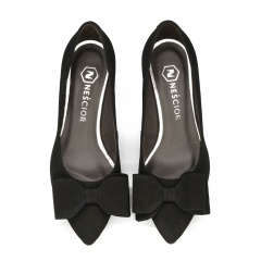 Czarne zamszowe czółenka z kokardą 210E