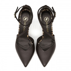 Brązowe skórzane szpilki z panterą i paskami 231H