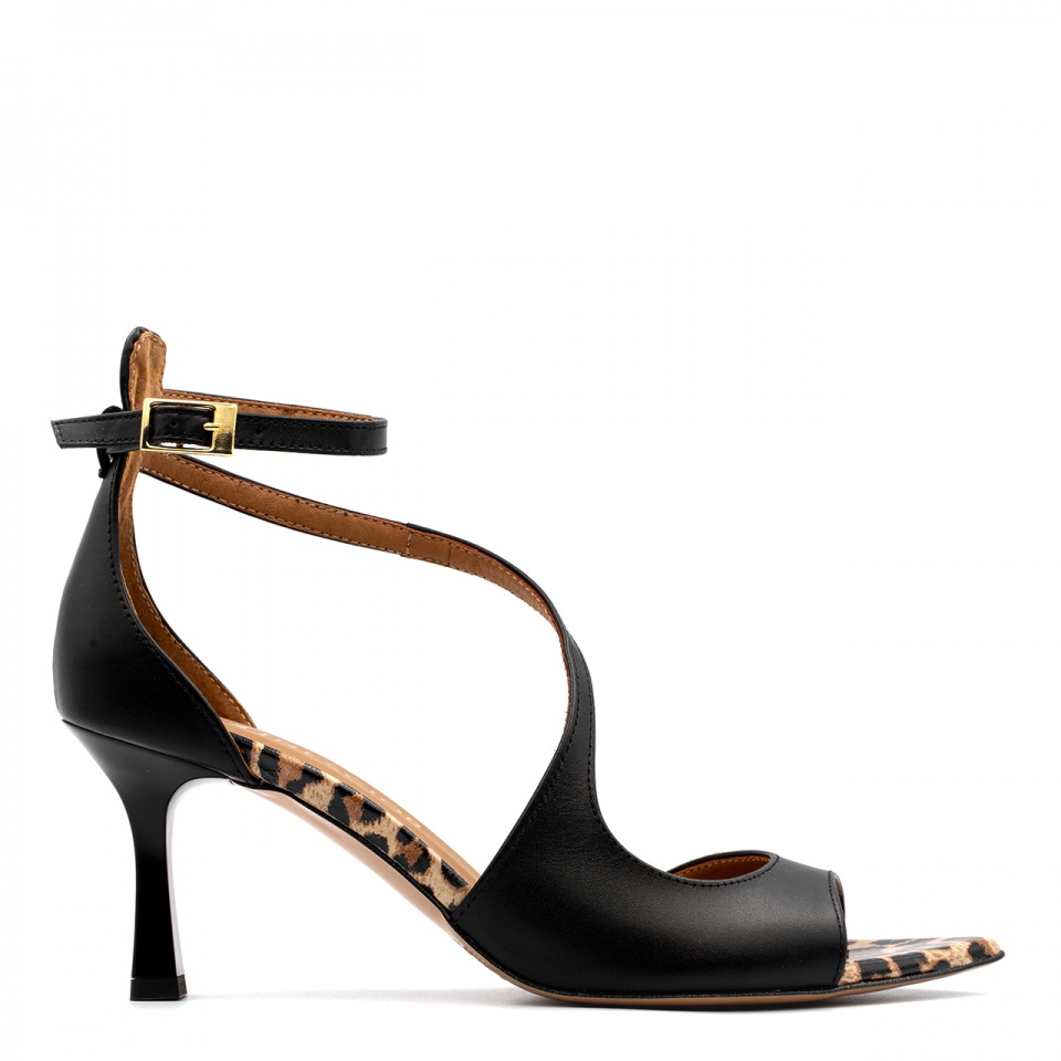 Czarne skórzane sandały w szpic i panterą 299B
