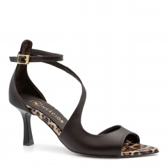 Czekoladowe skórzane sandały w szpic i panterą 299B