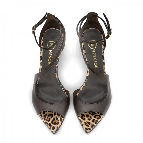 Czekoladowe sk&oacute;rzane sandały w szpic i panterą 299B