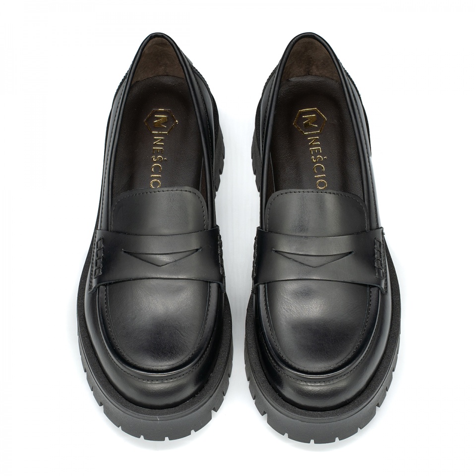 Czarne skórzane półbuty na grubym spodzie 241N