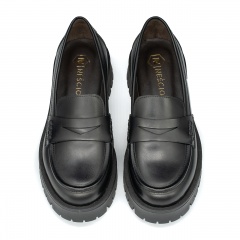 Czarne skórzane półbuty na grubym spodzie 241N