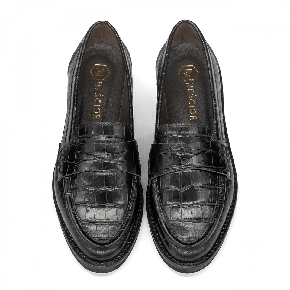 Czarne skórzane półbuty w krokodyli wzór 44N