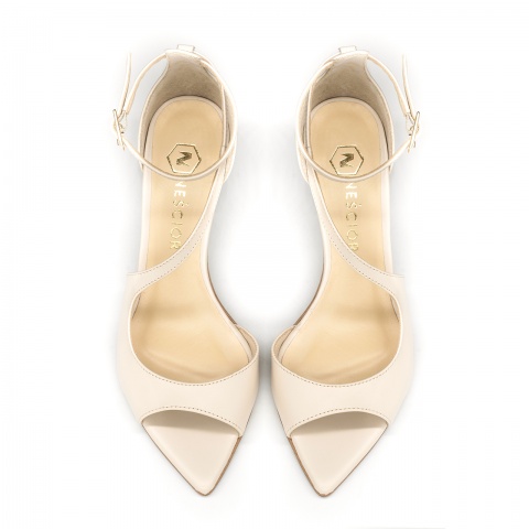 Beżowe sk&oacute;rzane sandały w szpic 299B