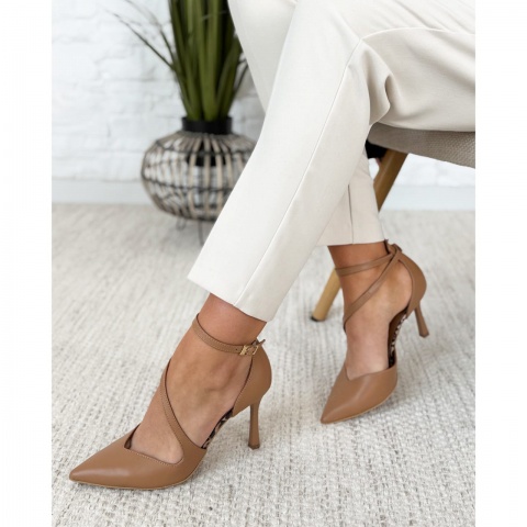 Karmelowe szpilki z panterą i paskami 231H