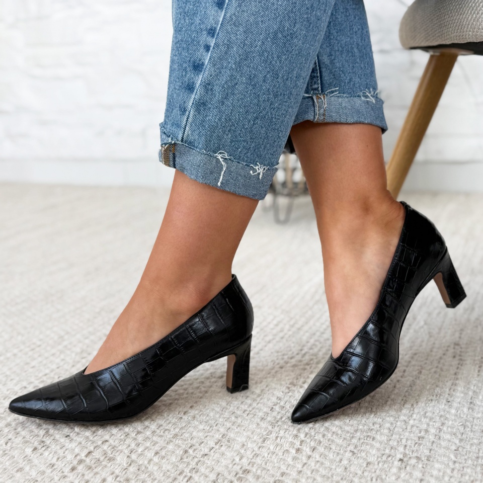 Czarne skórzane czółenka w krokodyli wzór 210M
