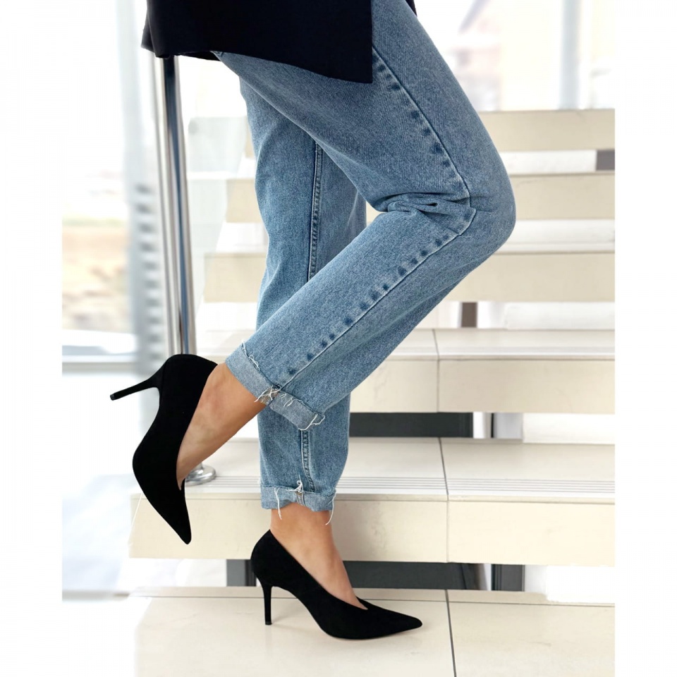 Czarne zamszowe szpilki z długim czubem 142B