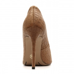 Koniakowe skórzane szpilki w krokodyli wzór 101W