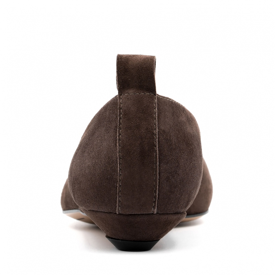 Czekoladowe zamszowe baleriny w szpic 298B