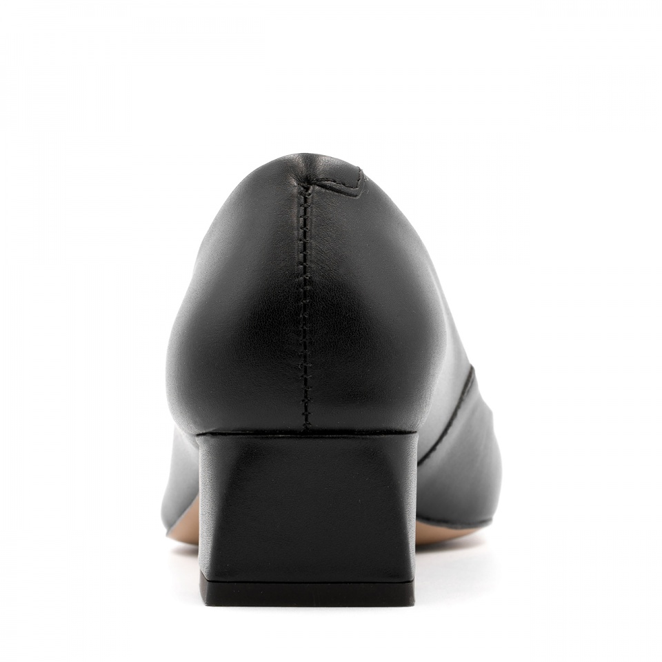 Czarne czółenka z kwadratowym noskiem 277C