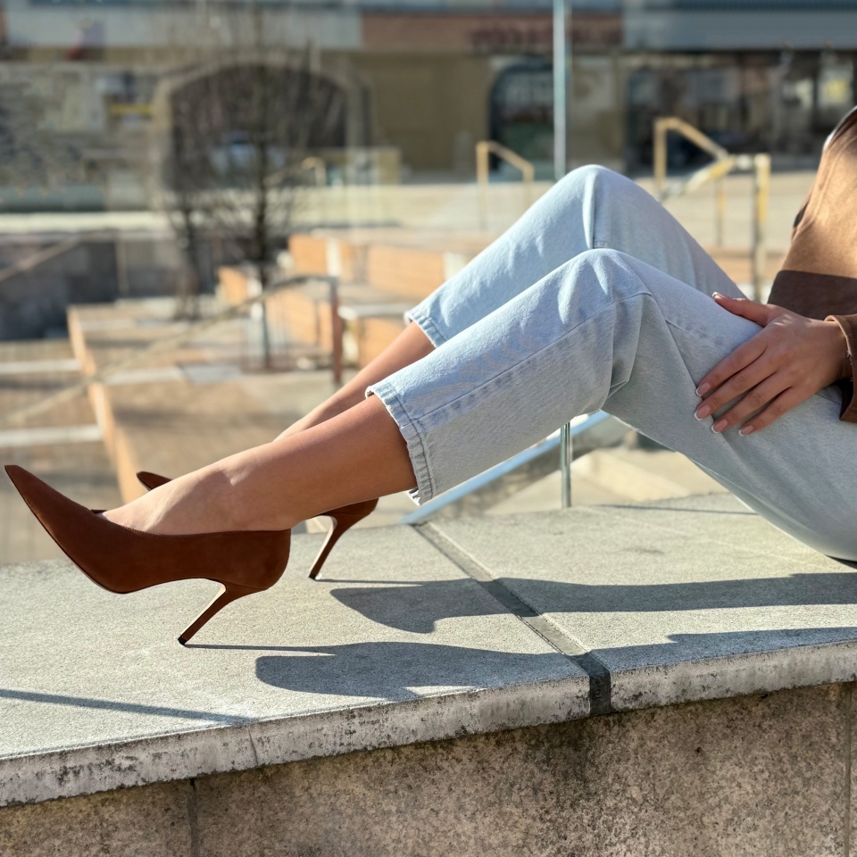 Rude zamszowe szpilki z długim czubem 142B