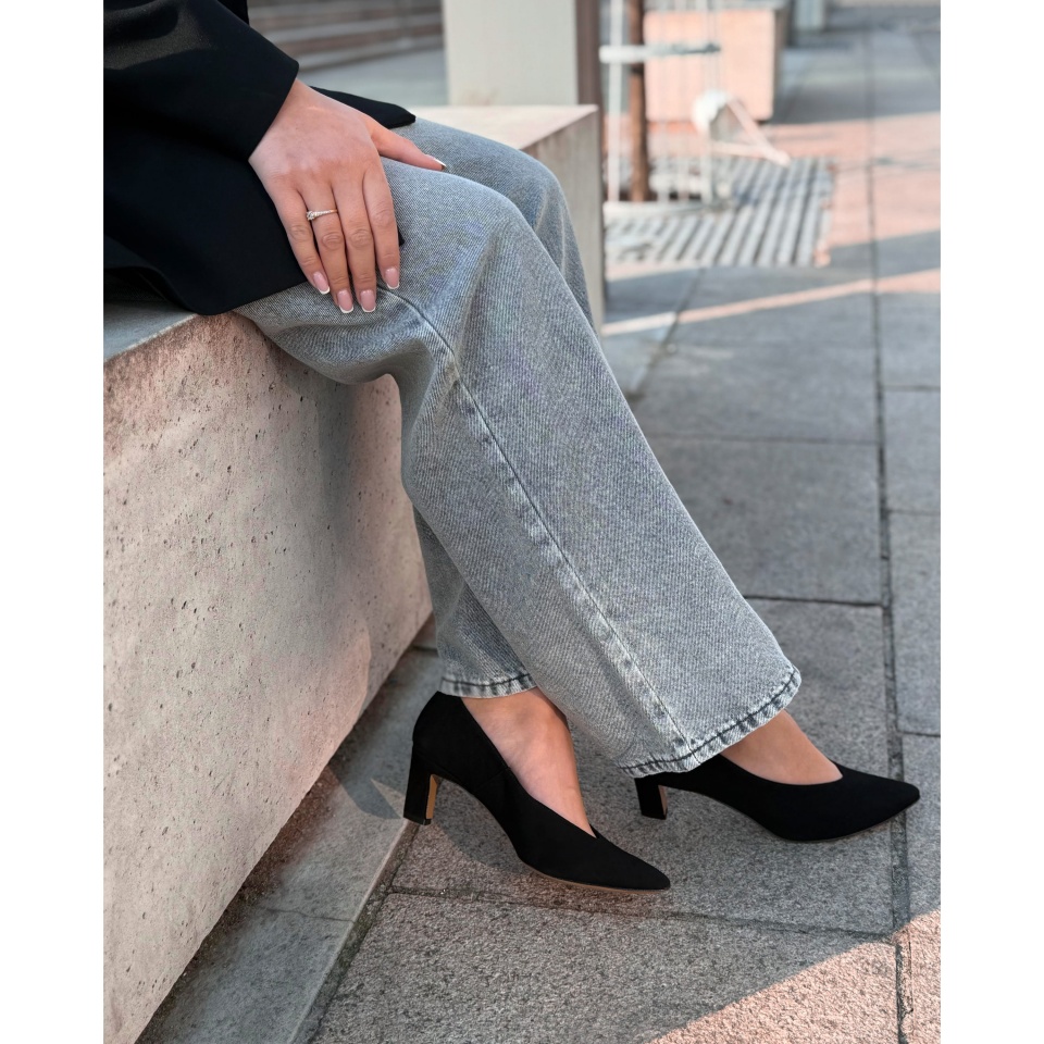 Czarne zamszowe czółenka 210M