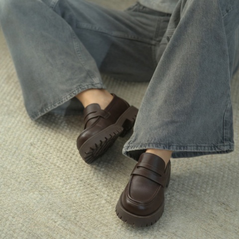 Czekoladowe p&oacute;łbuty na grubym spodzie 241N