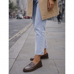 Brązowe skórzane półbuty w krokodyli wzór 44N