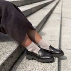 Czarne skórzane półbuty na grubym spodzie 241N