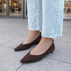 Czekoladowe zamszowe baleriny w szpic 298B