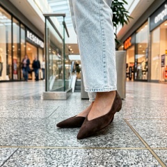 Czekoladowe zamszowe baleriny w szpic 298B