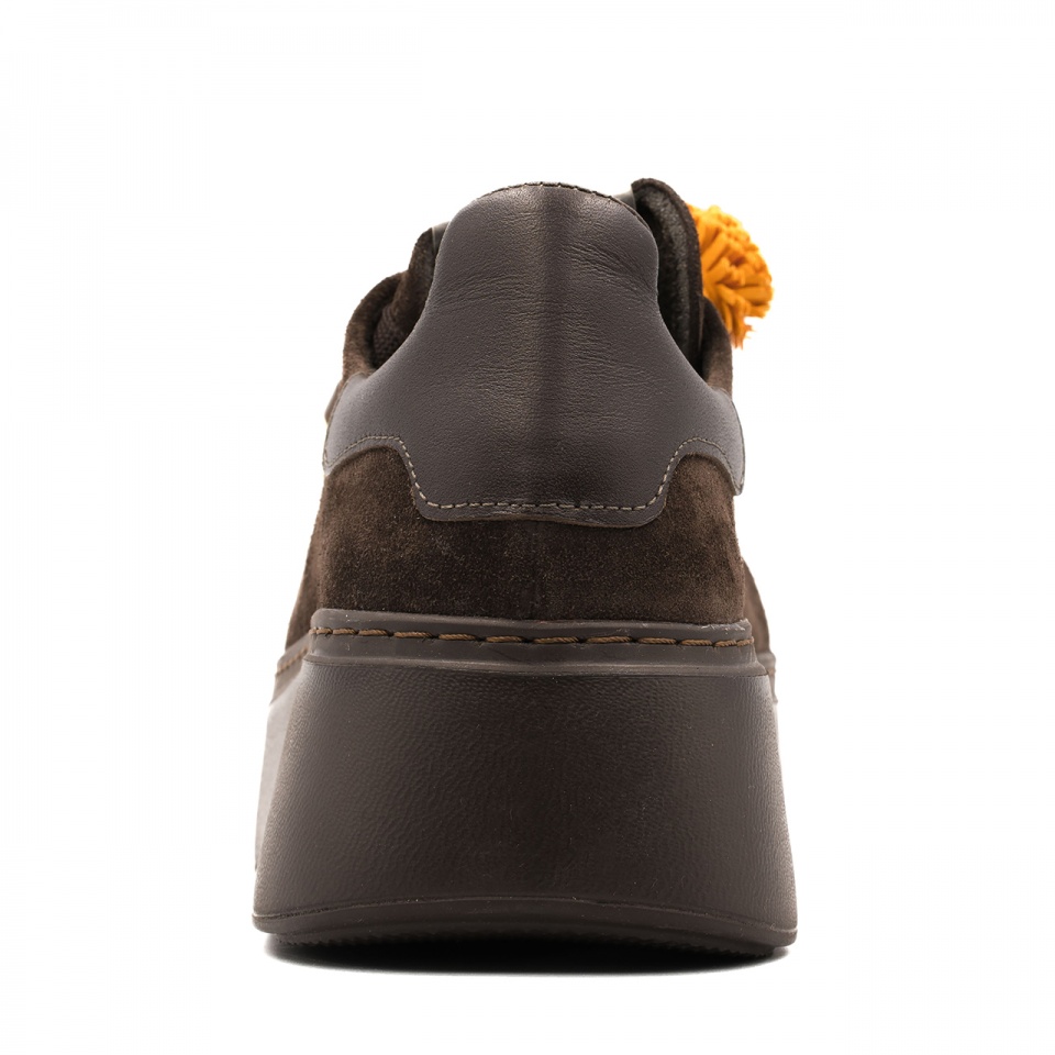 Brązowe sneakersy z frędzlami 237W