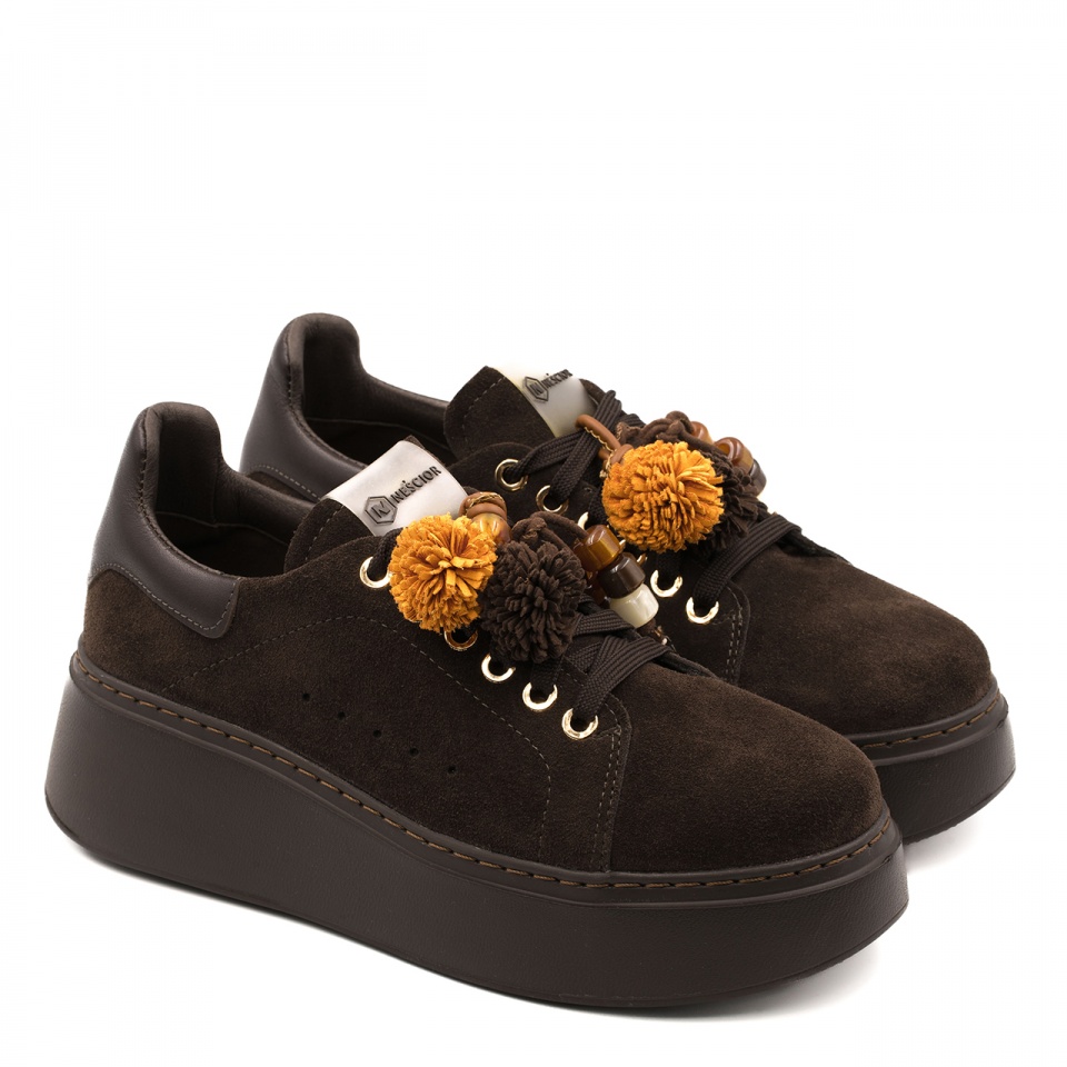 Brązowe sneakersy z frędzlami 237W
