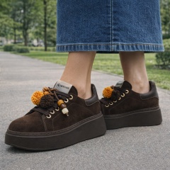 Brązowe sneakersy z frędzlami 237W