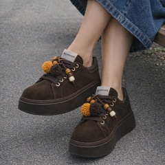 Brązowe sneakersy z frędzlami 237W