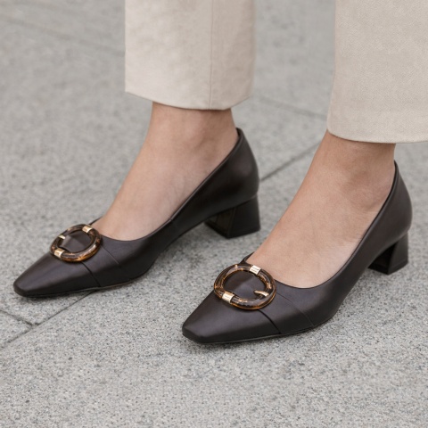 Czekoladowe cz&oacute;łenka z kwadratowym noskiem 277C