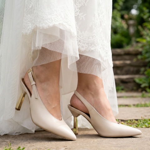 Beżowe cz&oacute;łenka z klamrą 231P