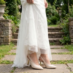 Beżowe czółenka z klamrą 231P