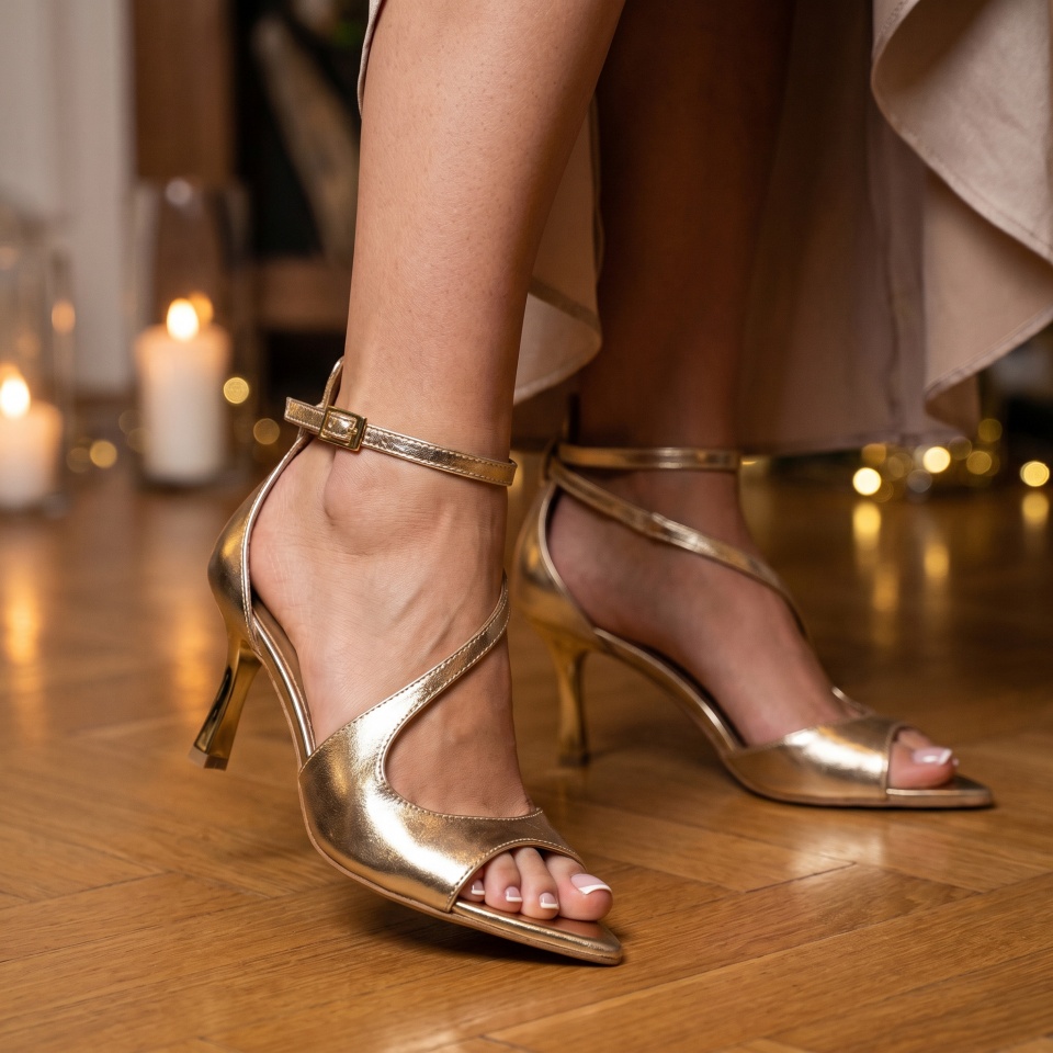 Złote skórzane sandały w szpic 299B