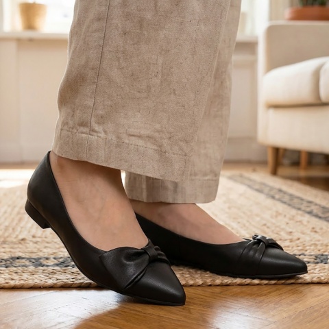 Czarne sk&oacute;rzane baleriny z kokardą 305K