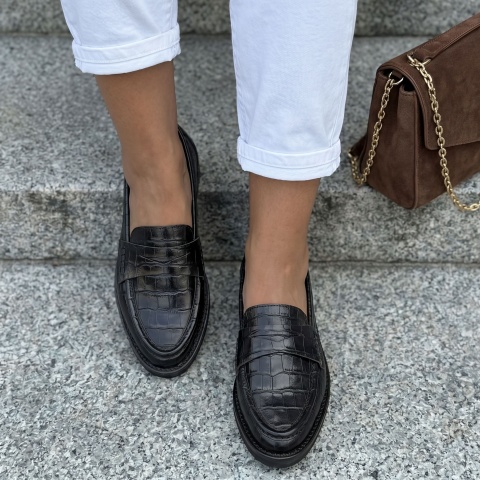 Czarne sk&oacute;rzane p&oacute;łbuty w krokodyli wz&oacute;r 44N