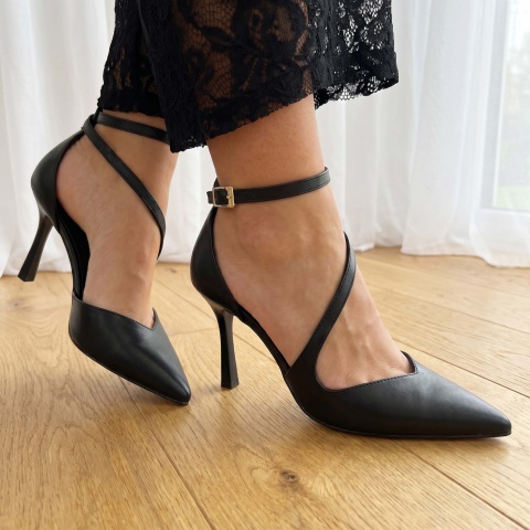 Czarne sk&oacute;rzane szpilki z paskami 231H