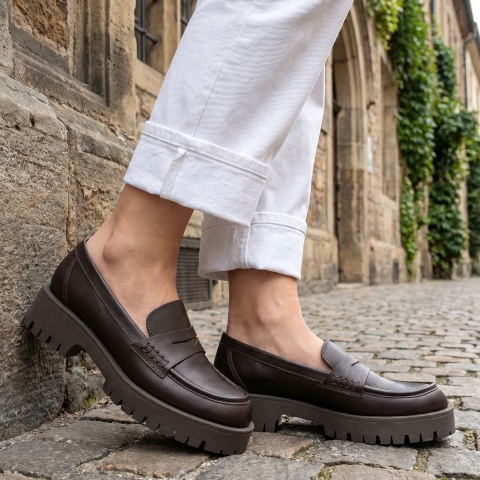 Czekoladowe p&oacute;łbuty na grubym spodzie 241N