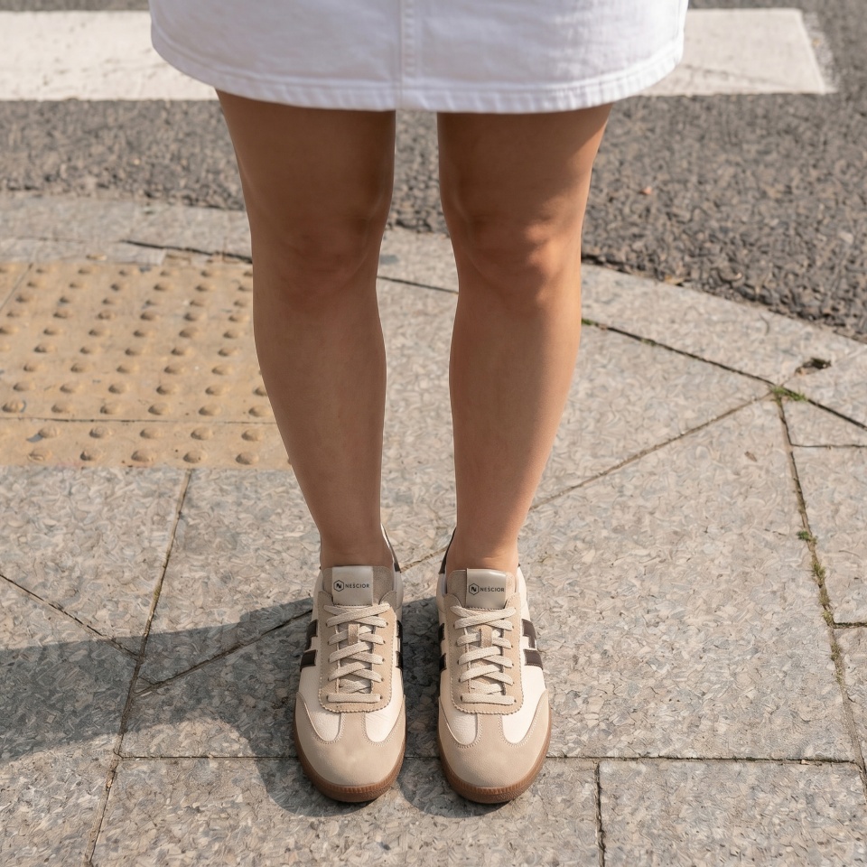 Beżowo-czekoladowe skórzane trampki 63E
