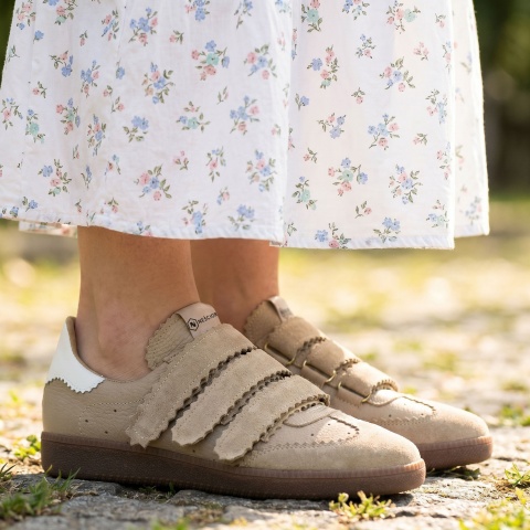Beżowo-białe sk&oacute;rzane trampki na rzepy 63R