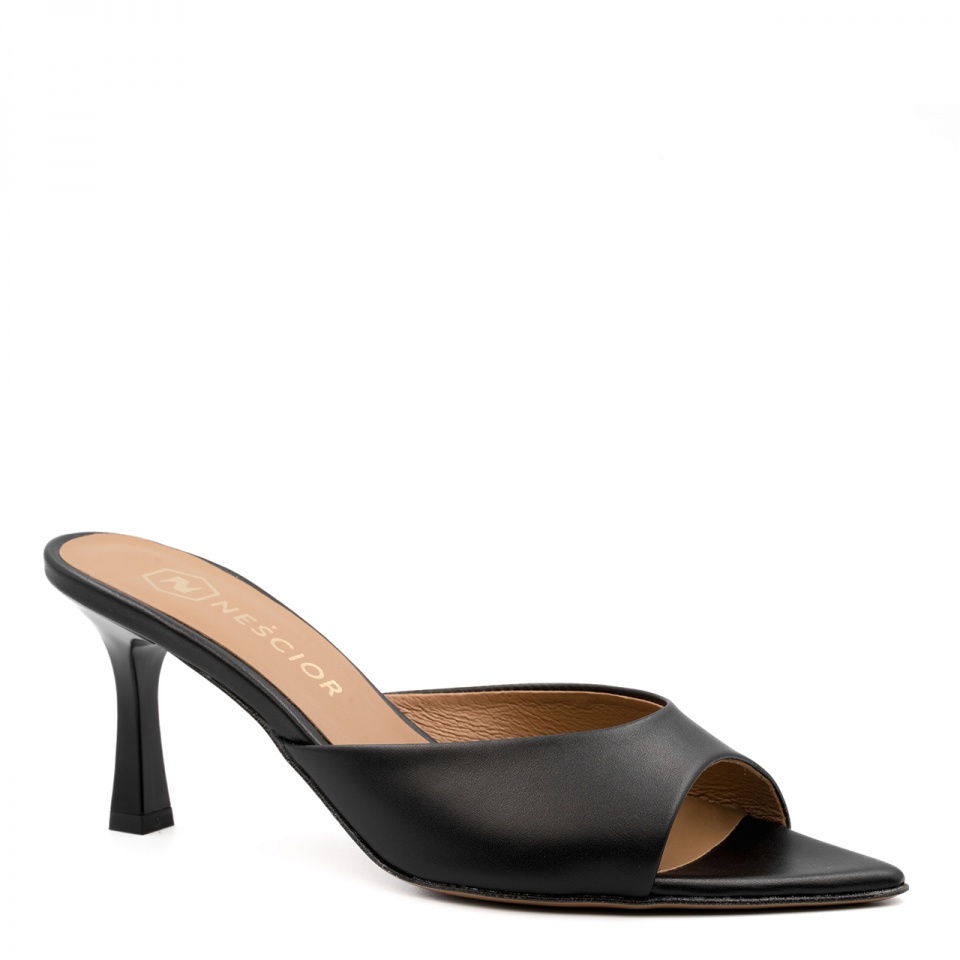 Czarne klapki na obcasie 299K