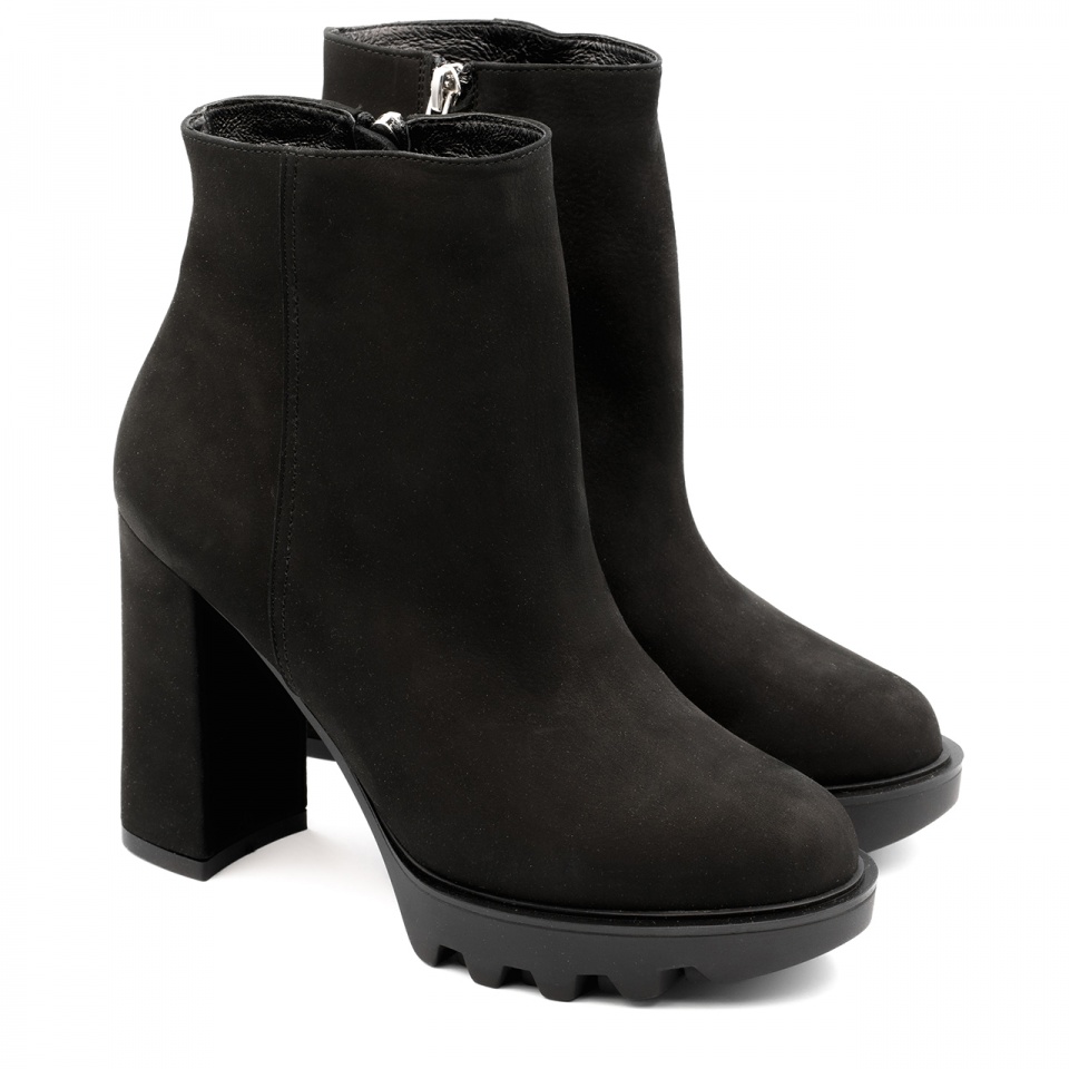 Czarne nubukowe botki na platformie 5GN336112