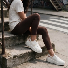 Białe skórzane sneakersy bez pięty 237E