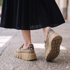 Beżowe wsuwane sneakersy 295C