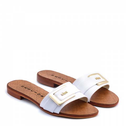 Białe klapki z klamrą 67C