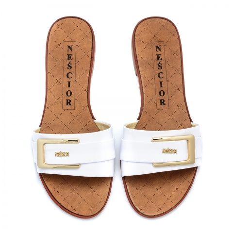 Białe klapki z klamrą 67C