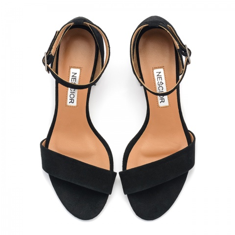 Czarne zamszowe sandały na lustrzanym klocku 23B