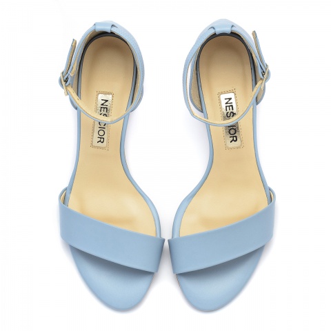 Błekitne skórzane sandały na niskim obcasie 23S