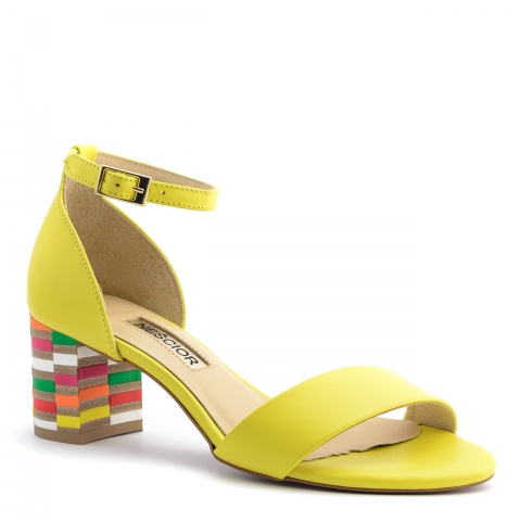 Żółte skórzane sandały na niskim obcasie 23S