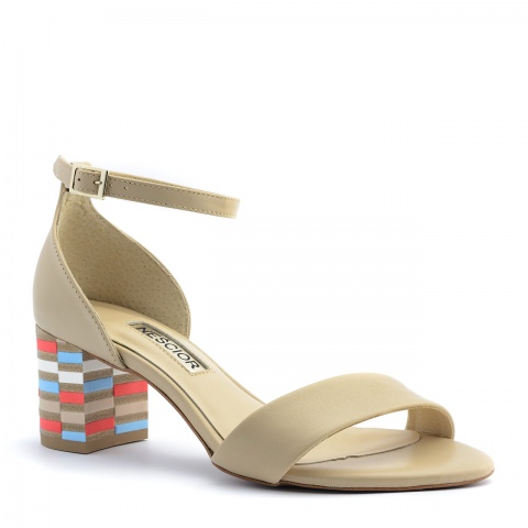 Beżowe skórzane sandały na niskim obcasie 23S