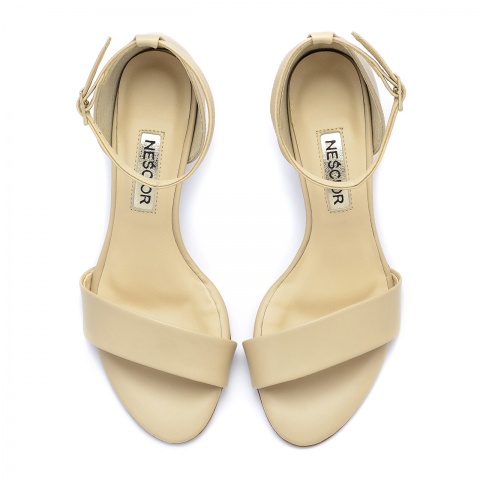 Beżowe skórzane sandały na niskim obcasie 23S