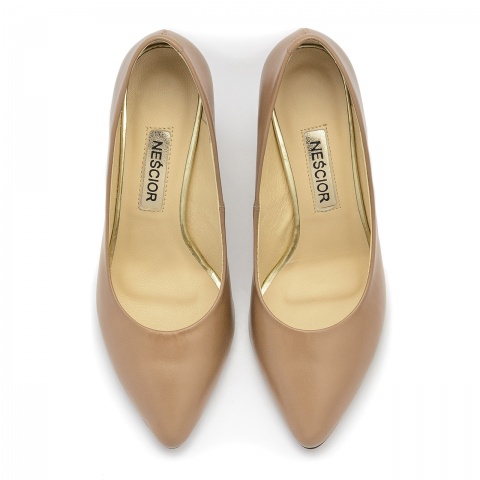 Skórzane czółenka koloru toffi z ozdobnym niskim obcasem